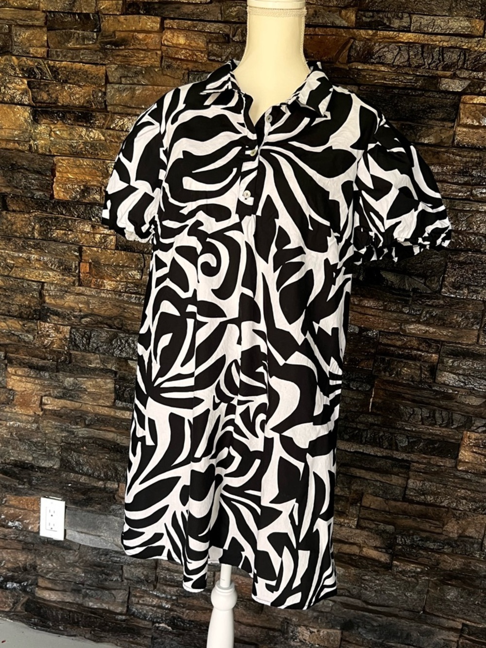 MSK Black & White Abstract Buttoned dress - Picture 5 of 13